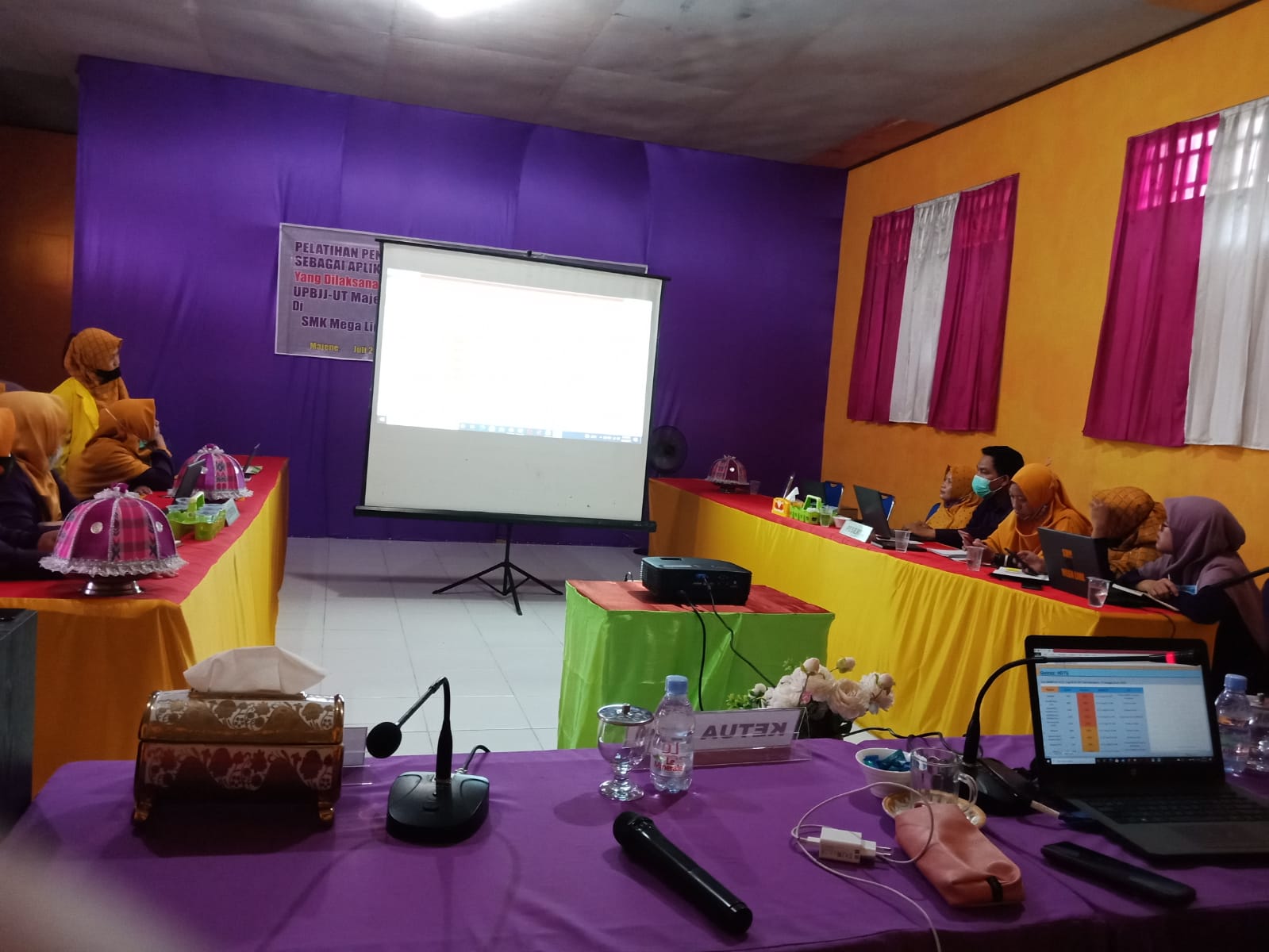 UT-Unasman Kerja Sama Gelar Pelatihan Penggunaan Media Quizizz bagi Guru SMK di Majene